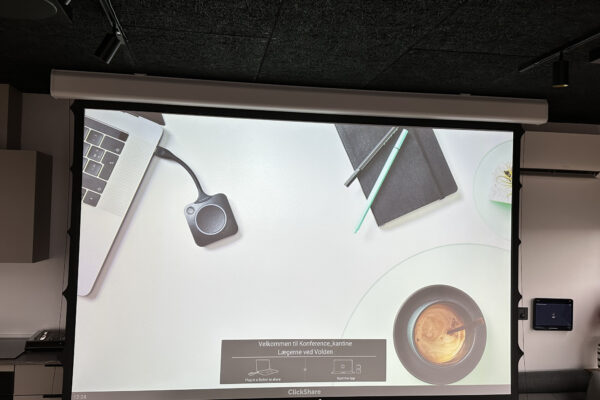 Projektor møderumsløsning med Sony Projektor 7000lumens, lærred fra danske Lissau og Barco Clickshare