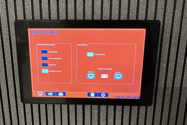 En info skærm med rød baggrund der hænger på en væg med går og sorte striber