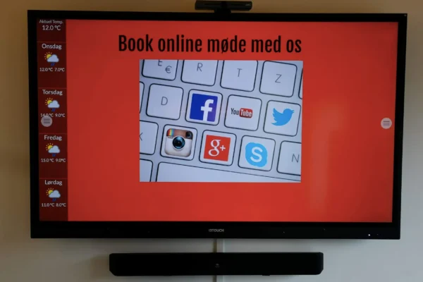 En skærm med en rød bagrund, hvor der står book online møde med os og ikoner af forskellige sociale medier