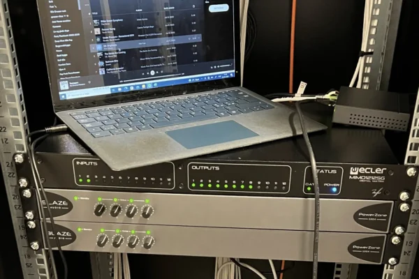 En computer med Ecler Matrix står ovenpå Blaze audio forstærkere