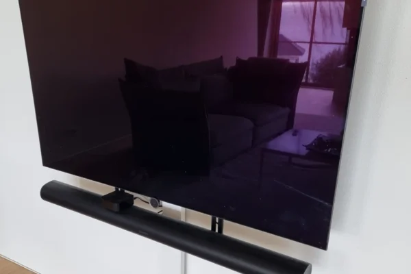 TV skærm og sonos er monteret sammen og hænger på en hvid væg
