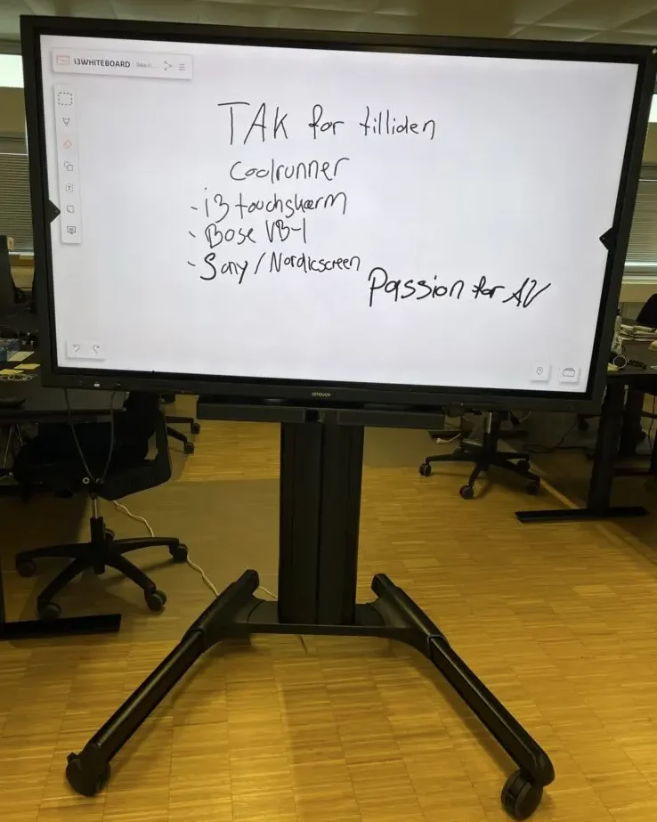 Touchskærm med videobar på sort gulvstander i et kontor
